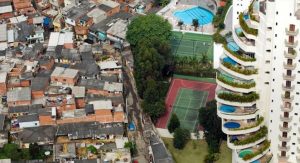 Frontera entre 'favela' i barri ric a São Paulo. Foto: Tuca Viera - Oxfam Intermón